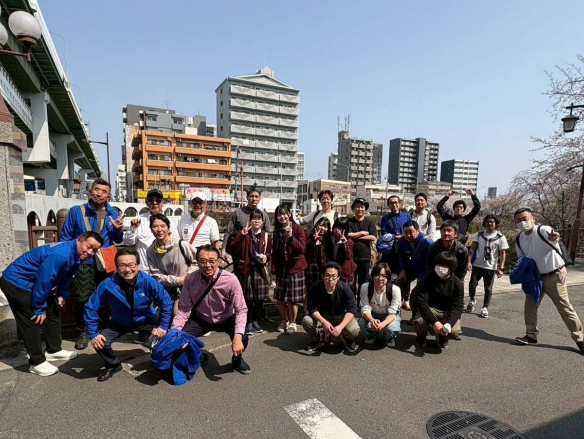 会員と若者が一緒に堀川の清掃活動へ取り組んだ様子